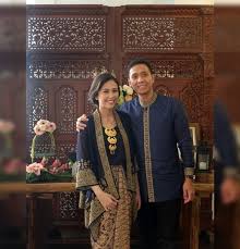 Baju couple dominan batik yang elegan. Sontek 15 Inspirasi Kebaya Couple Untuk Tunangan Yang Bikin Penampilan Makin Menawan