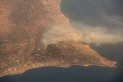 As equipas que combatem o incêndio iniciado em castro marim vão passar à consolidação da extinção e posteriormente ao rescaldo, depois de o incêndio ter sido dominado, com 6.700 hectares atingidos, disse hoje o comandante das operações de socorro. Astronauta Alemao Fotografa Nuvem De Fumo Sobre O Algarve Portugal Correio Da Manha