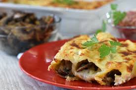 500 gr di cannelloni grandi, 500 gr di porcini, 150 gr di burro, 3 cucchiai di olio d'oliva, 100 gr di animella, 100 gr di prosciutto cotto, 200 gr. Cannelloni Con Salsiccia E Funghi Tuorlo Rosso