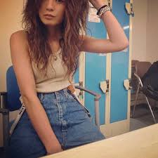 西山茉希 メンズちっくなアイテム達に 癖ロングでレディースちっくをプラス なはず 髪はアイテムのひとつ 俺流ヘアアレンジ 水とワックスで揉み出す 癖毛活 makinishiyama 西山茉希 makinishiyama nish 西山茉希 ママのジーンズ レディース