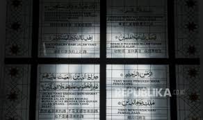 Pertama, kuffar yang dimaksud adalah saling membawa sarung pedang (kafir) untuk saling membunuh. Apa Yang Dimaksud Jalan Lurus Dalam Surat Al Fatihah Republika Online