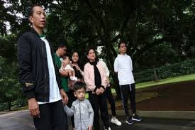 Selain notabene merupakan cucu presiden, rambut jan ethes yang. Jokowi Ajak Jalan Jalan Keluarga Di Kebun Raya Bogor Kabar24 Bisnis Com