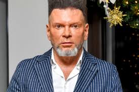 Krzysztof rutkowski w swoim domu śpi z rewolwerem i różańcem przy łóżku, latem relaksuje się w basenie, a w spiżarni ma zobacz jak mieszka detektyw krzysztof rutkowski grzegorz gałasiński. Q4uqwrzpnj8imm