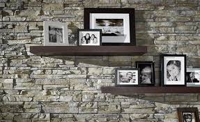 Natursteinwand Im Wohnzimmer Der Naturliche Charme Von Echtem Stein Tapeten Ragopige Steinminimali Steinmauer Innen Natursteinwand Schwimmende Regal Dekor