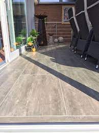 Wir haben ein haus mit sehr viel holz und haben uns vom schreiner einen passenden geschlossenen wintergarten (auf der bereits bestehenden terrasse) mit fenstern und schiebetüren anfertigen lassen. Fliesen Heinen Wintergarten Mit Feinsteinzeugfliesen Facebook