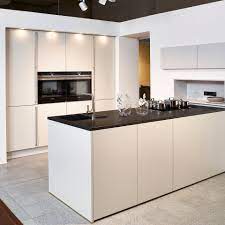 inselkuche von contur mit matten kristallgrauen fronten einbauschrank kuche kuche loft inselkuche