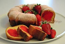 La ciambella con le fragole è una ricetta che è il connubio di altre 2, la ciambella classica e lo spunto della ciambella primavera nel sito di una famosa margarina. Ciambella Panna E Fragole Le Delizie Di Patrizia