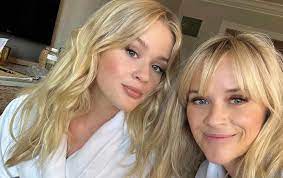 Reese Witherspoon and Ava Phillippe Twinned in Matching Bathrobes and Beach  Waves