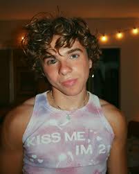 Charlie Larson (@_charlielarson) • Fotos e vídeos do Instagram