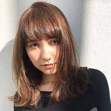 重めラインとゆるカールのコラボで おしゃれモードな春ミディアムに マキアオンライン maquia online ヘアスタイリング ヘア アイディア ヘアスタイル ロング