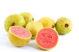 La Goyave C Est Un Fruit Qui Lorsqu Il Est Mur Donne Une Pulpe Tres Sucree Et Douce On Peut En Faire Du Jus Et De La Confi Goyave Fruits Exotiques Gourmands