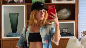 Marina Ruy Barbosa curte dia de sol na praia com camisa vintage da Chanel