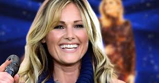 Und das nicht nur wegen des feuerwerks, das die schlagerqueen auf der bühne abgebrannt hat, sondern auch wegen helenes neuer frisur. Helene Fischer Knappes Pailletten Dress Hier Zeigt Sie Ihre Trainierten Oberschenkel Bunte De