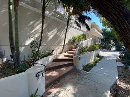 Hollywood hills paradise location is ideal for people who love to be in a resort relaxing house with beautiful city and canyon views. 47 Apartments For Rent In West Hollywood Ca Westside Rentals