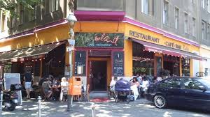 Au Pied Du Metro Aerien En Plein Kreuzberg Le Cafe Morgenland Est Le Lieu Incontournable Pour Bruncher Le Week End Les Brunchs Sont Proposes A 9 Euros Berlin