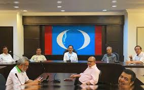 Hishammuddin was born on 5 august 1961, the fourth child and the eldest son of hussein onn, who became the third prime minister of malaysia, and suhaila noah. Ktemoc Konsiders Mahathir Won T Listen To Advice But What About Khat Ass And Son