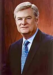 JAMES DICKE : le chef d'entreprise visionnaire derrière Crown Equipment  Corporation