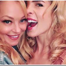 ❤️ my girl Emily Bett Rickards 👯 Best TV daughter anyone could wish for  💕💗 #arrow #mamasmoak #smoakgirlpower