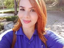 Cantora brasileira internada há 400 dias após dar à luz infetada com  Covid-19