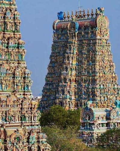 The magnificent Yali sculpture at the sacred Meenakshi Amman Temple in Madurai, Tamil Nadu 🇮🇳 Yali, the mythical guardian beast of ancient Hindu temples, blends the lion's strength with the dragon's ferocity —