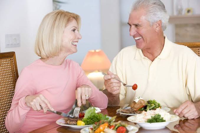 Để duy trì sức khỏe tốt, người cao tuổi nên làm gì?