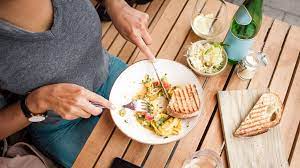 To convert a granulated sugar measurement from grams to tablespoons, divide the total number of grams by 14. How Many Carbs Should You Eat Per Day To Lose Weight