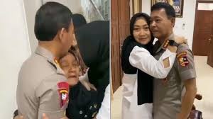 Siapa sangka, keduanya yang pernah berfoto bersama di usia muda ternyata ditakdirkan untuk menjadi. Tahu Anaknya Terpilih Jadi Kapolri Ibunda Idham Azis Menangis Beri Pelukan Haru Dan Pesan Ini Halaman All Tribunnews Com