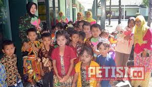 Model potongan rambut untuk anak cowok ini bisa mama coba langsung di rumah! Peduli Hari Kartini Bocah Tk Kartika Beri Ucapan Kepada Kowad Di Boyolali Petisi Co