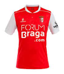 On the top of the emblem is the golden mural crown of braga, with the name sporting clube de braga on it. Braga 2018 19 Home Kit