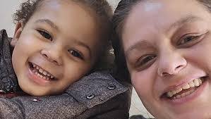 Lisa Hiett's Instagram, Twitter & Facebook