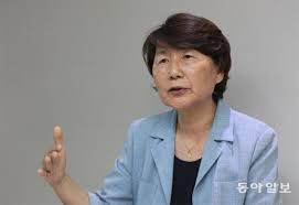 또한 윤미향, 김삼석은 이석기와의 친분을 부정하고 있으나, 세 사람은 분명 2012.12.에 있었던 '정대협 후원의 밤'에서 만난 사이이며 이석기는 김삼석과의 만남 장면 사진을 자신의 블로그에 올려놓기까지. 30ë…„ ìœ„ì•ˆë¶€ ìš´ë™ì˜ ì„±ê³¼ ìœ¤ë¯¸í–¥ ê°œì¸ì˜ ì„±ê³¼ë¡œ ê·€ì°© ìœ ê° ë…¼ì„¤ìœ„ì› íŒŒì›Œ ì¸í„°ë·° ë‰´ìŠ¤ ë™ì•„ë‹·ì»´