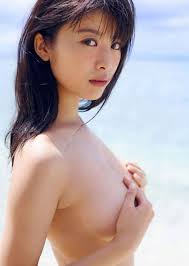 馬場ふみか、乳首ポロリ披露！【画像】手ブラ巨乳の隙間からビーチクが見えてエロ過ぎる！: 芸能ニュース、どん！