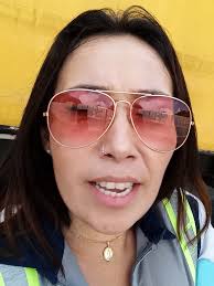 "La vida tiene momentos malos, donde los golpes no avisan.. Pero yo me  quedo con esos ratitos que se me dió una sonrisa" 😜🤣😬 Hay días malos,  pero nuestra actitud puede cambiarlo todo🥰 ...