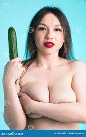 Mujer Desnuda Con Las Tetas Al Aire Que Come El Pepino Foto de archivo 