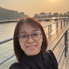 溪頭妖怪村里高高悬挂的红色灯笼和各种夸张的妖怪雕像，都透着浓浓的“妖气”，这里还有各种妖里妖气的创意商品店、伴手礼店、小吃店等等，都会让人目不暇接！