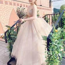 くすんだ色が大人可愛い スモーキーカラー のカラードレス10選 結婚式準備はウェディングニュース ウェディング カラードレス ウェディング ドレス ブルー 花嫁 カラードレス