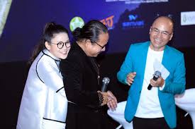Đỗ trung quânquê hương là chùm khế ngọtcho con trèo hái mỗi ngàyquê hương là đường đi họccon về rợp bướm vàng bayquê hương là. Con Gai Nghá»‡ SÄ© Saxophone Tráº§n Máº¡nh Tuáº¥n An Tráº§n VÆ°á»£t Máº·t Bá»' Bao NgÆ°á»i Lao Ä'á»™ng
