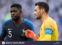 Lloris) in nice, france geboren. Frankreich Torwart Hugo Lloris Links Und Republik Von Irland Daryl Murphy Kampf Um Den Ball In Der Runde Der 16 Spiel Im Stade De Lyon Lyon Stockfotografie Alamy