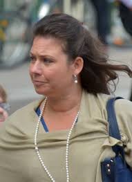 Här kan du följa nyamko sabuni som är partiledare för liberalerna. Tina Acketoft Wikipedia