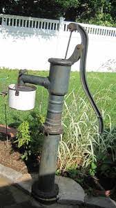 hoe regenwater creatief infiltreren gebruiken in je tuin oude waterpompen tuin tuin inspiratie