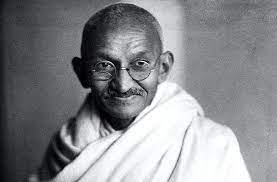 Ailesinin isteği üzerine çok erken yaşlarda evlenen gandhi, ilerleyen yıllarda hukuk eğitimi alarak avukat oldu. Mahatma Gandhi Sieben Lektionen Der Grossen Seele Yoga Zeit Das Yogamagazin Aus Osterreich
