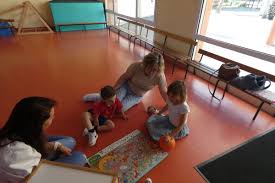 Photo Atelier parentalité à Chamblet : une maman et ses enfants explorent ...