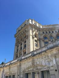 Se afla la aproximativ 18 inaltime, pe dealul arsenalului si este incadrata de strazile izvor, natiunile unite, libertatii si 13 septembrie. Pont De Weekend VizitÄƒ La Palatul Parlamentului Logout Ro
