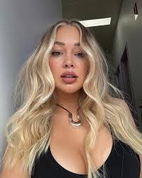 Jane Gram's Instagram, Twitter & Facebook