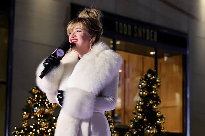 Kelly Clarkson Returns as 'Christmas in Rockefeller Center' Host