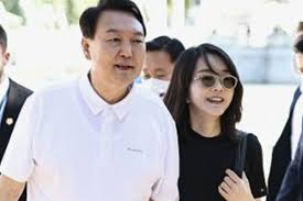 尹 부부, 수영복 침대 영상 유출... 출처는 현직 교사