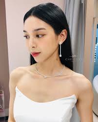 Nothing says sophistication quite like emerald-cut diamonds. These  elongated, step-cut gems have a mesmerizing, subtle sparkle that exudes  classic glamour 😌😌