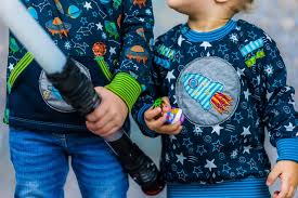 Meinem gefühl nach ist hier bei vielen schnittmustererstellerinnen die verlockung besonders groß. Raglanshirt Nahen Fur Kinder Raketen Jersey Fur Geschwister