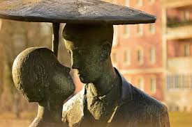 Wbal community celebrates their 'national treasure' on his 106th birthday. Royalty Free Kiss Statue Photos Free Download Pxfuel