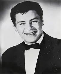 Wist je dat muzikant Ritchie Valens (La Bamba) op 17-jarige leeftijd omkwam  bij een vliegtuigongeluk, 8 maanden na het begin van zijn opnamecarrière. :  r/todayilearned